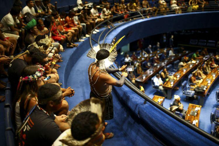 Lideranças indígenas participam de sessão no Senado, durante Acampamento Terra Livre de 2019