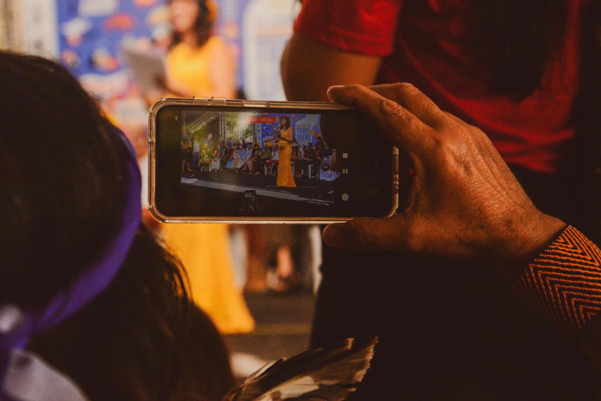 Indígenas registram cerimônia de posse da nova presidenta da Funai, Lúcia Alberta Baré | Brenda Okubo / ISA