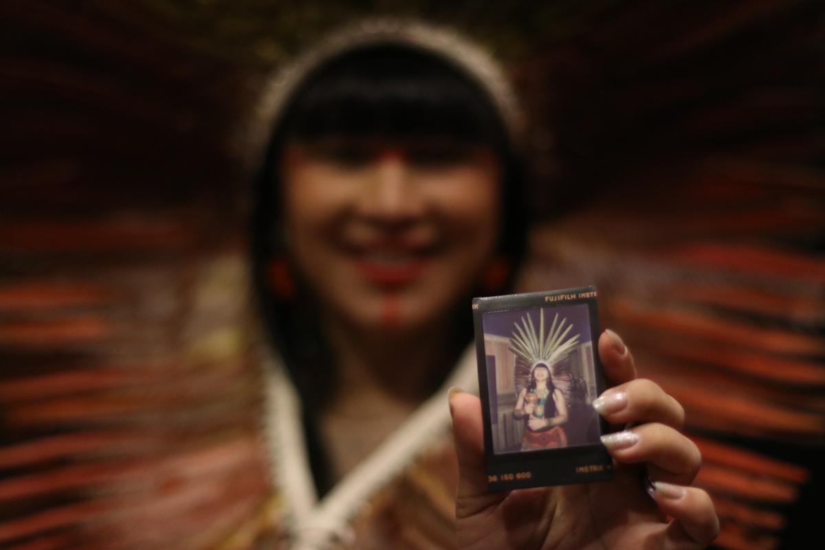 Auritha Tabajara registra momento da gravação da faixa de áudio em estúdio em São Paulo (SP) | Tatiane Klein / ISA