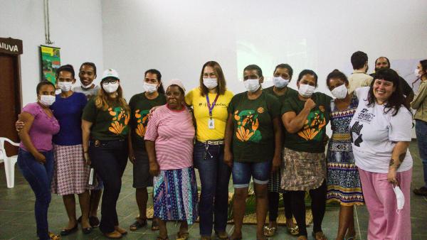 Coletoras de sementes junto a pesquisadoras durante Encontro Anual da Rede de Sementes do Vale do Ribeira