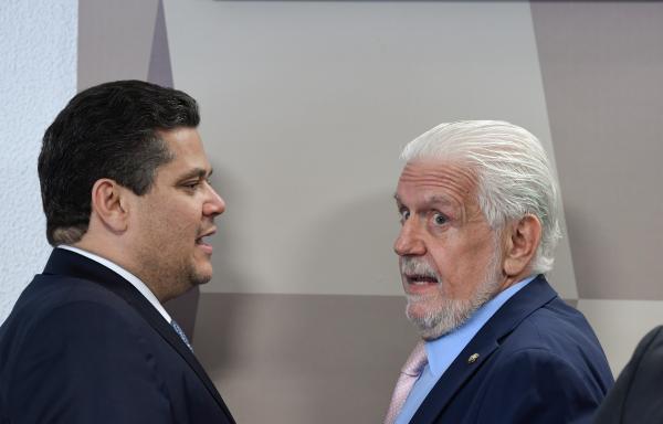 (E-D) O presidente da CCJ do Senado, Davi Alcolumbre, e o líder do governo na Casa, Jaques Wagner | Edilson Rodrigues / Agência Senado