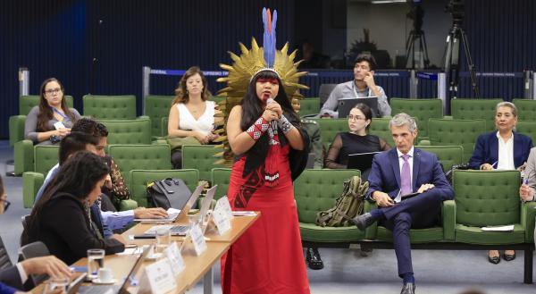 Deputada Célia Xakriabá critica decisão de não deixá-la se sentar à mesa da comissão de conciliação. A parlamentar deixou o colegiado em protesto logo em seguida |  Rosinei Coutinho / STF